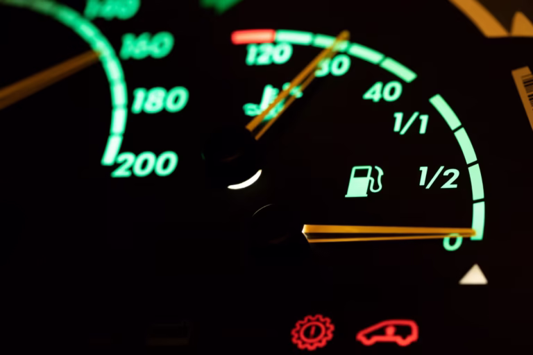 Tablero de un camión mostrando el precio del combustible y el indicador de nivel en tiempo real