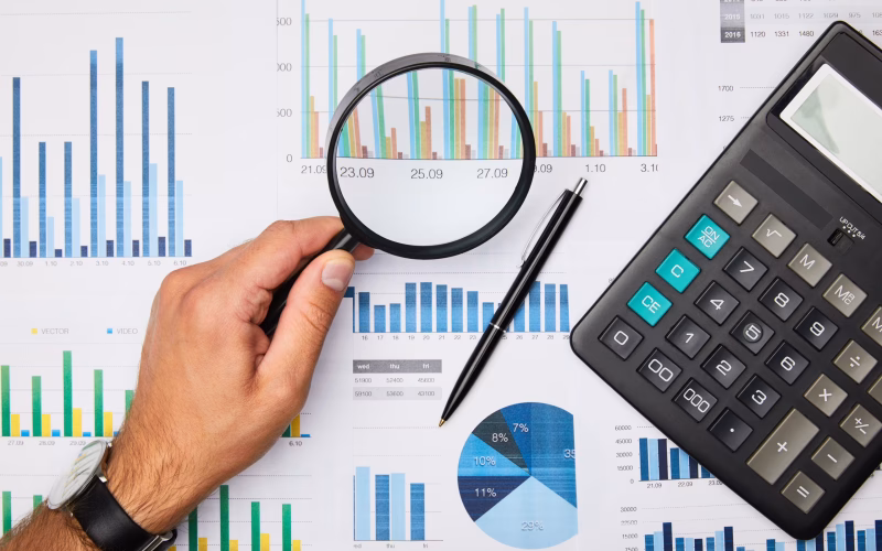 cropped-view-of-man-holding-magnifying-glass-and-l-2024-11-17-10-20-44-utc